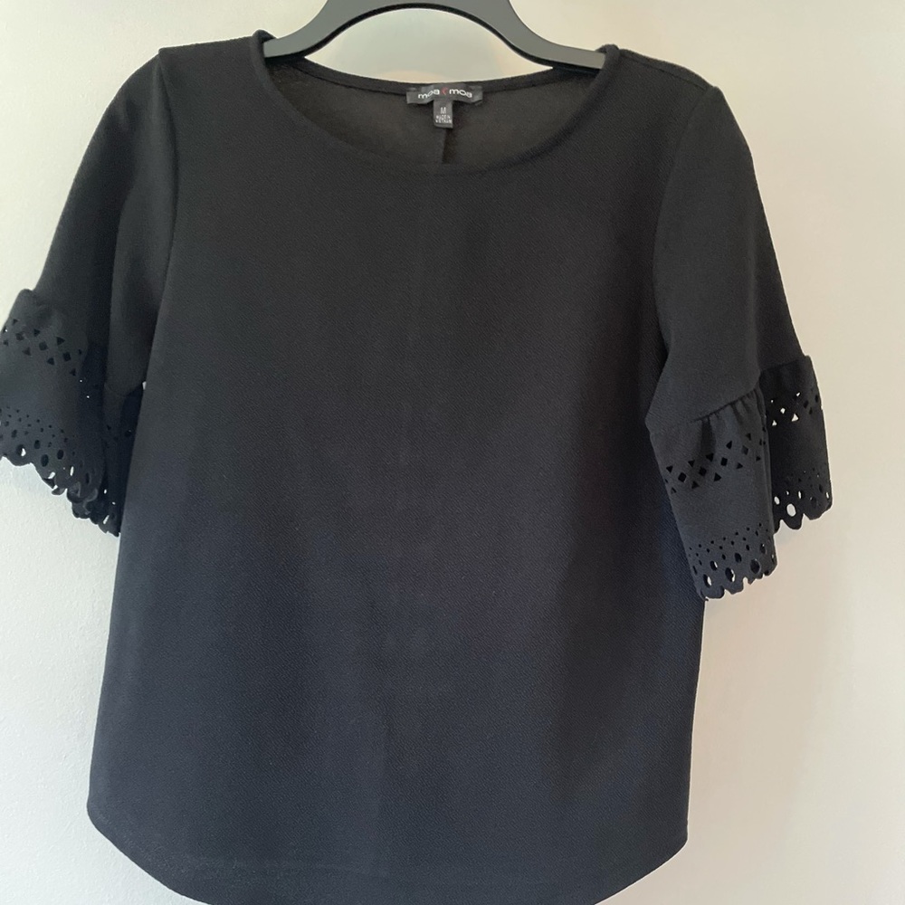 Black scoop neck shirt sleeve blouse with detail.